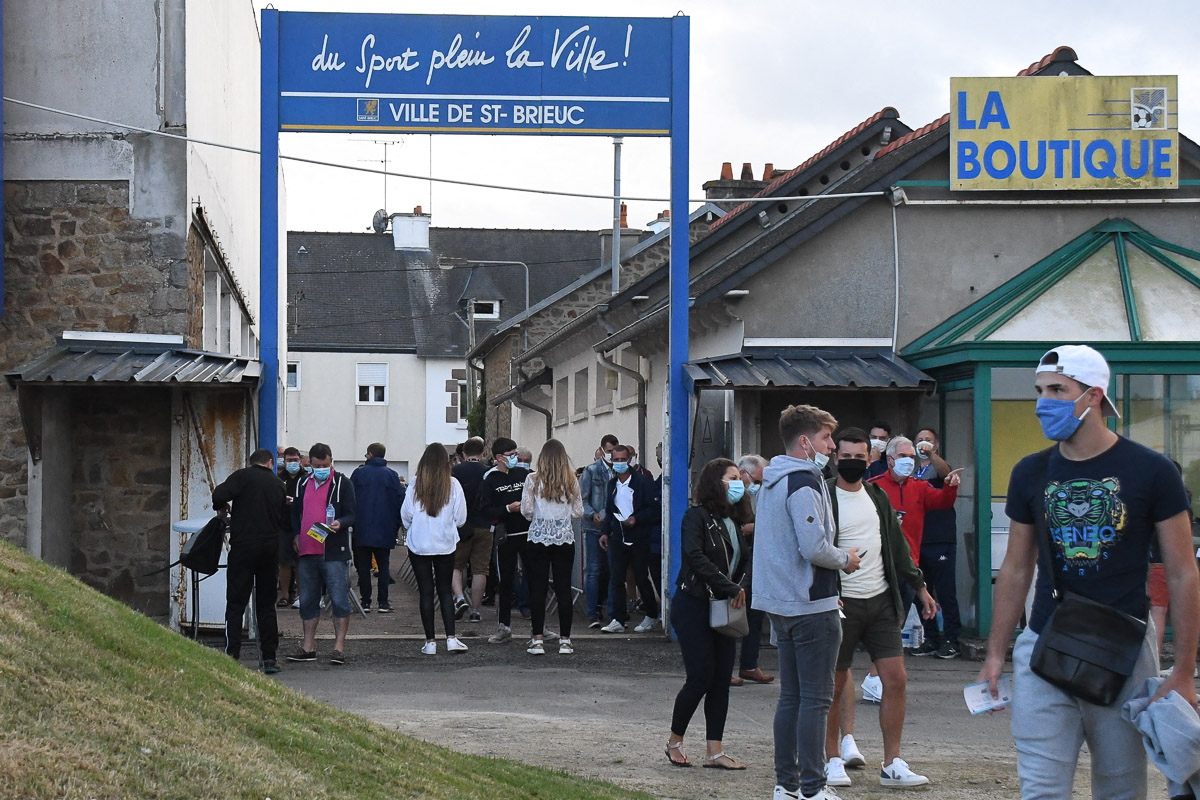 Aux entrées, à la buvette ou pour encadrer les équipes, les clubs ont besoin de bénévoles. (Photo Philippe Le Brech)